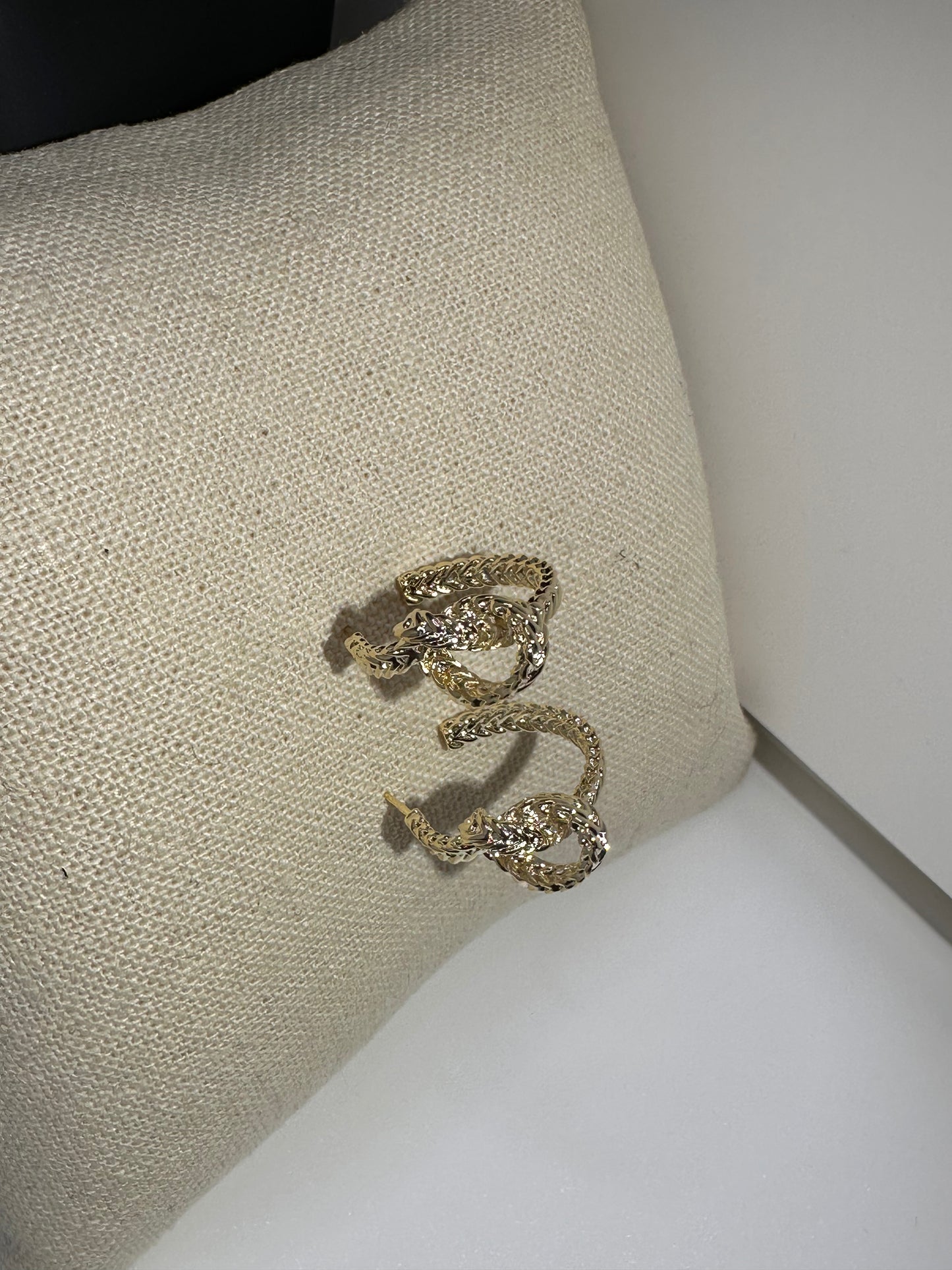 Twist Ear Stud Gold