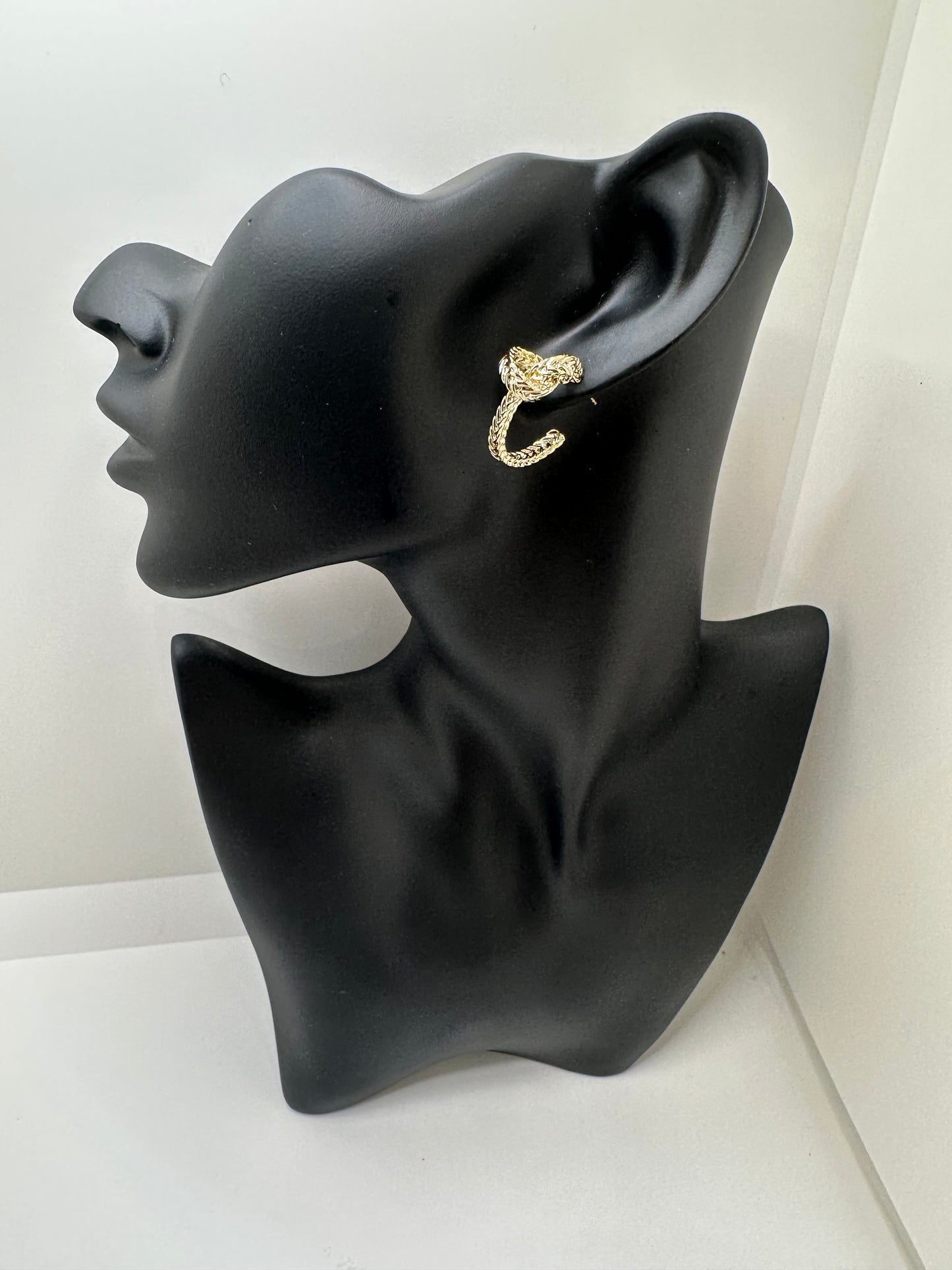 Twist Ear Stud Gold