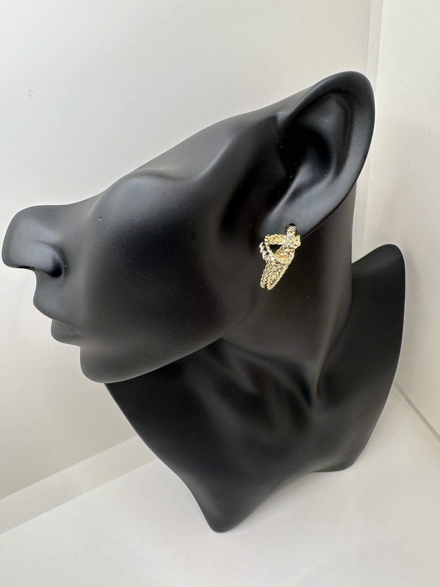Twist Ear Stud Gold