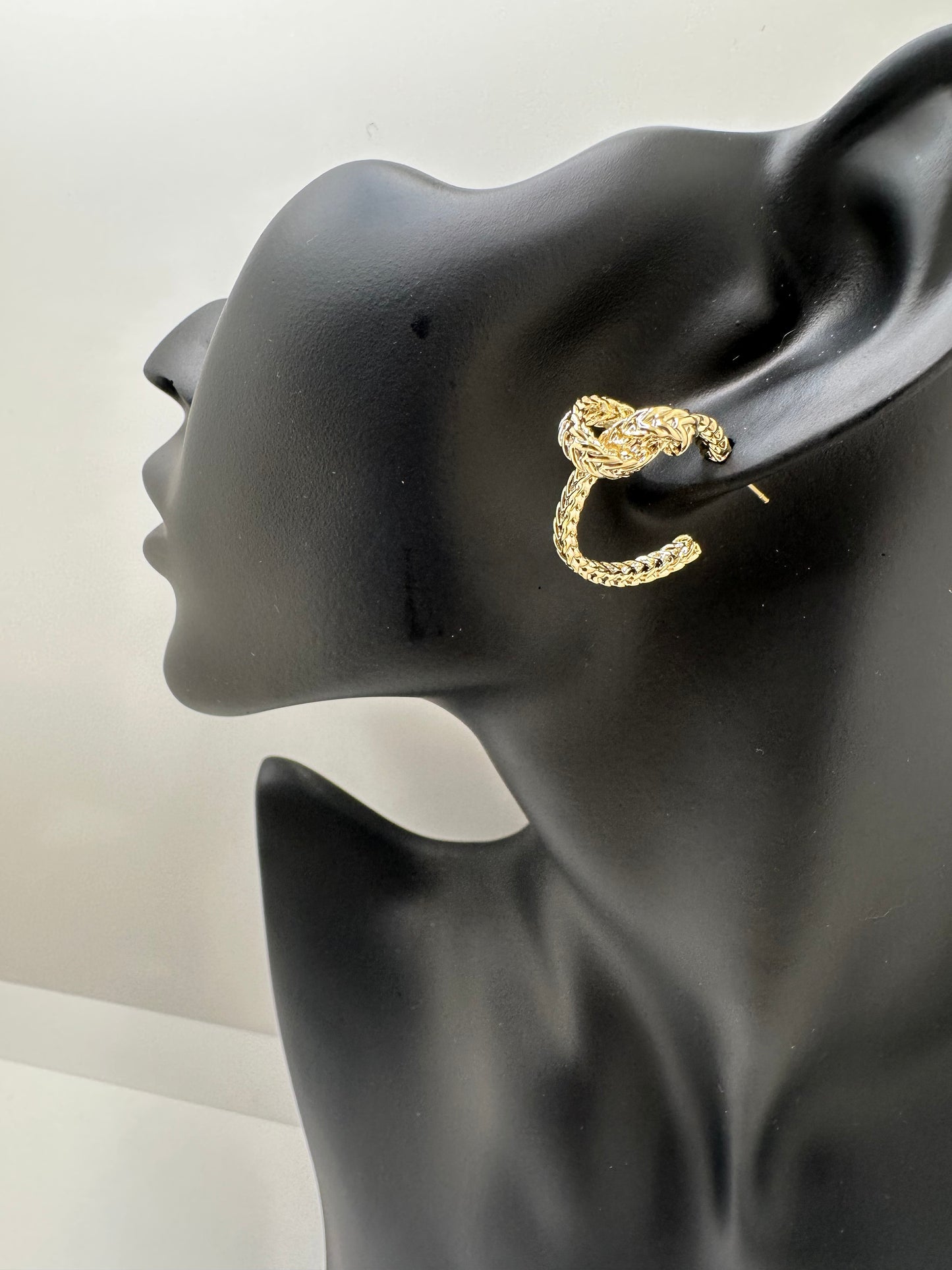 Twist Ear Stud Gold