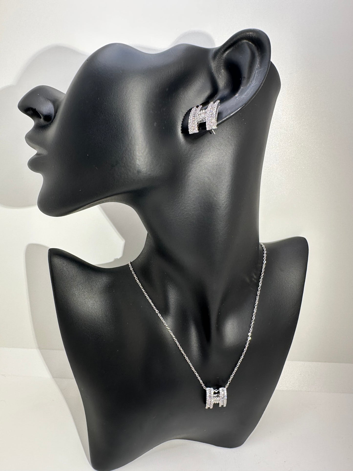 H Necklace Set